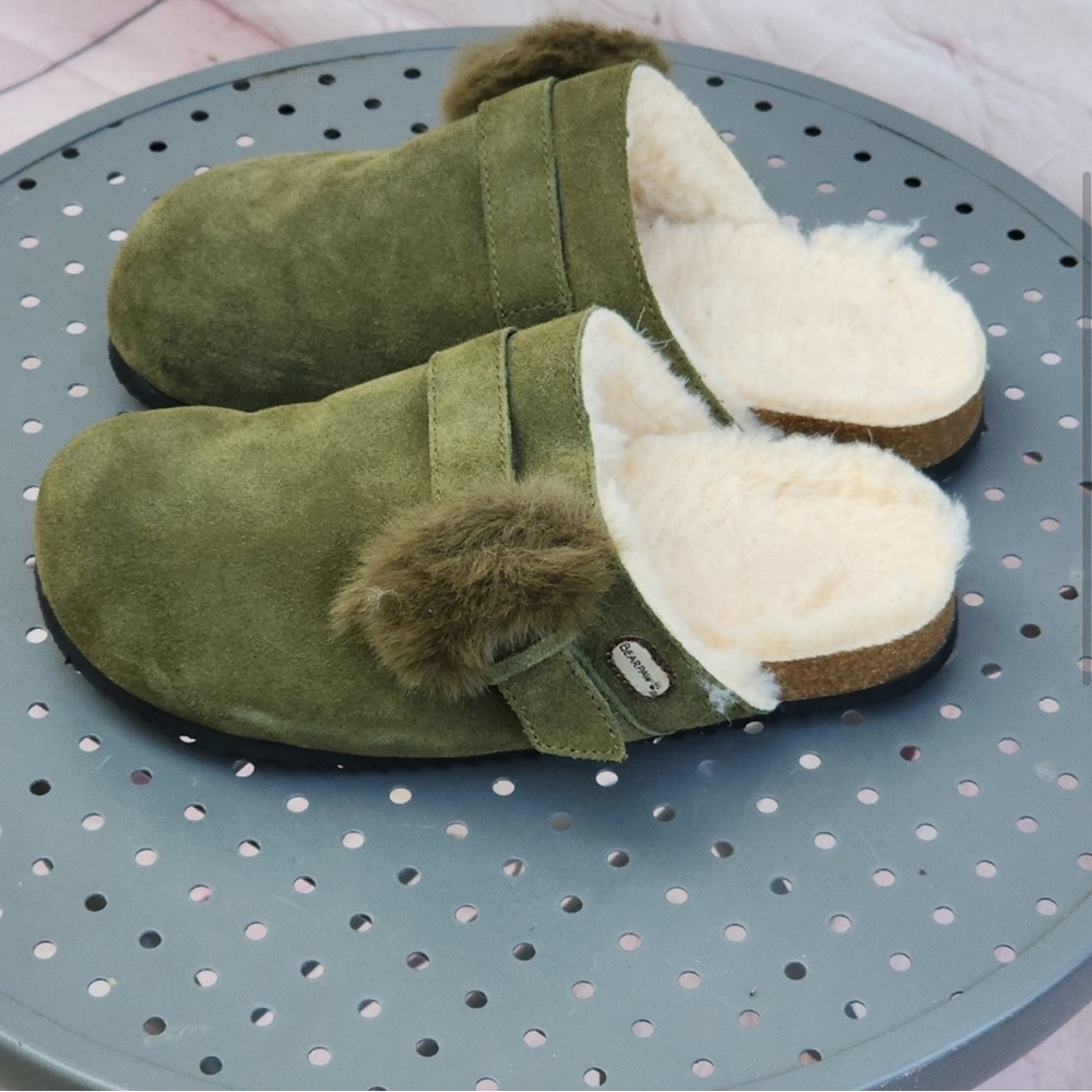 **SOLD** NWT. BearPaw Olive Green clogs, slippers, slides. Size 8 women’s 💚🐾